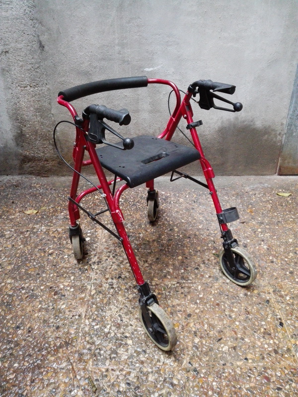 andador silla ortopedia medicina plegable alt regulable metal plastico 85x 52x72 (30eu.) 1u